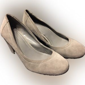 BCBGeneration Joshy Grey Suede Size 8.5